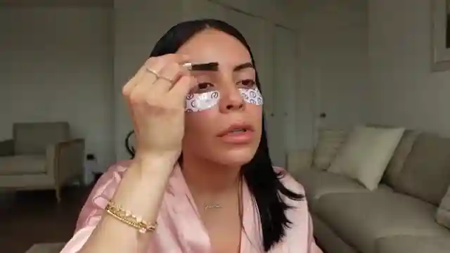 juicyjas-beauty-secrets-recreating-a-stunning-makeup-look-in-nyc